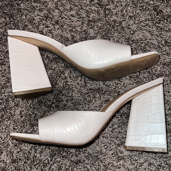 EXPRESS Sandals - Picture 2 of 4